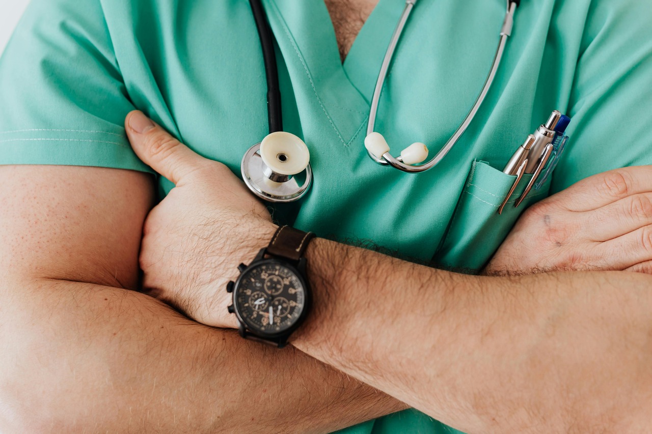 gambar dokter rumah sakit melipat tangan